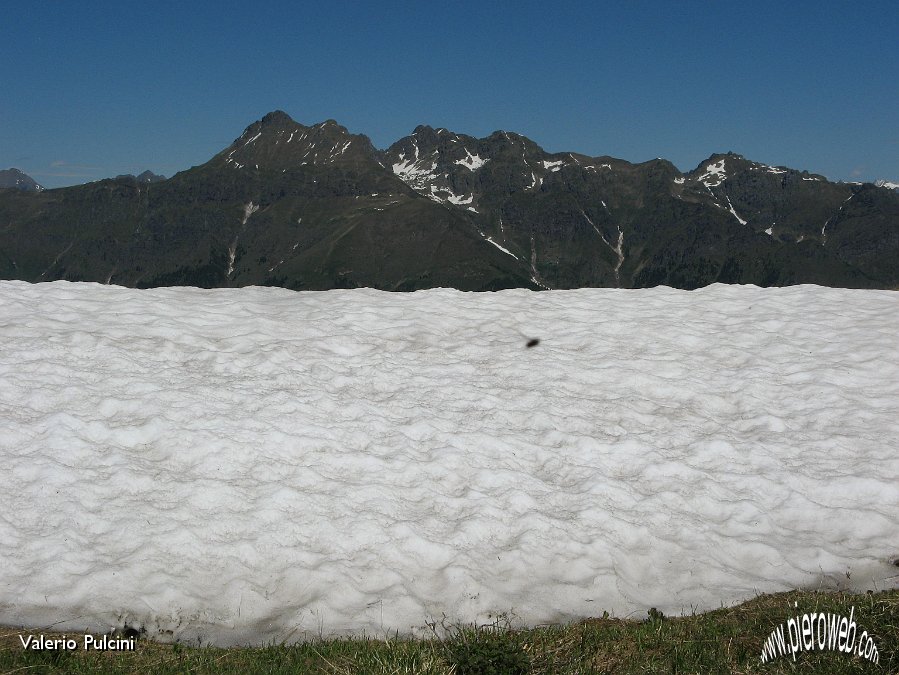 10 NEVE CONTRO PIZZI 3 SIGNORI E TRONA.jpg